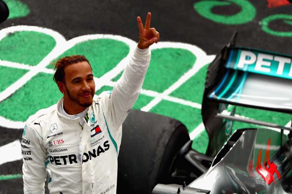 Lewis Hamilton igualó a Juan Manuel Fangio, con cinco títulos mundiales. / AFP
