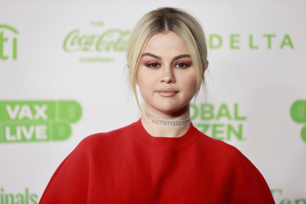 Entre Selena Gómez y Chris Evans puede haber nacido un romance. Fueron vistos fuera de un estudio de grabación y en un restaurante.