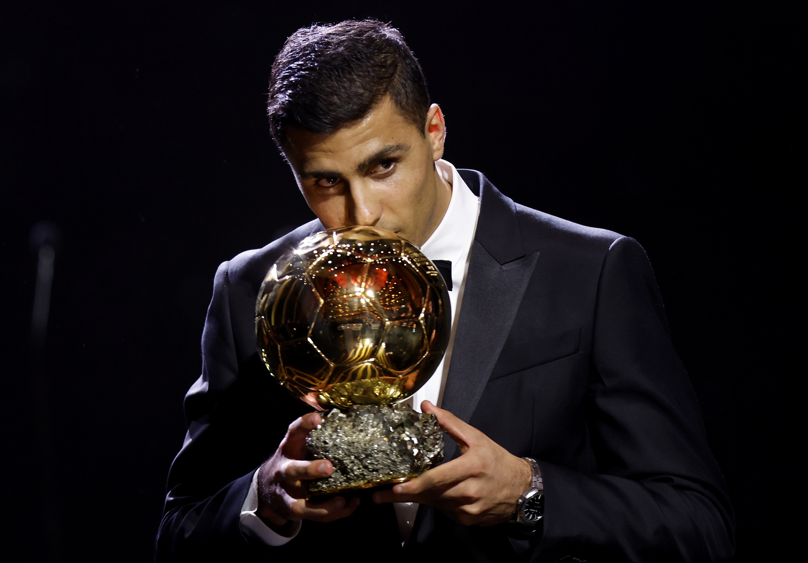 Paris (France), 28/10/2024.- Manchester City and Spain midfielder Rodri kisses the trophy after winning the Men's Ballon d'Or 2024 award at the Ballon d'Or 2024 ceremony at the Theatre du Chatelet in Paris, France, 28 October 2024. (Francia, España) EFE/EPA/MOHAMMED BADRA