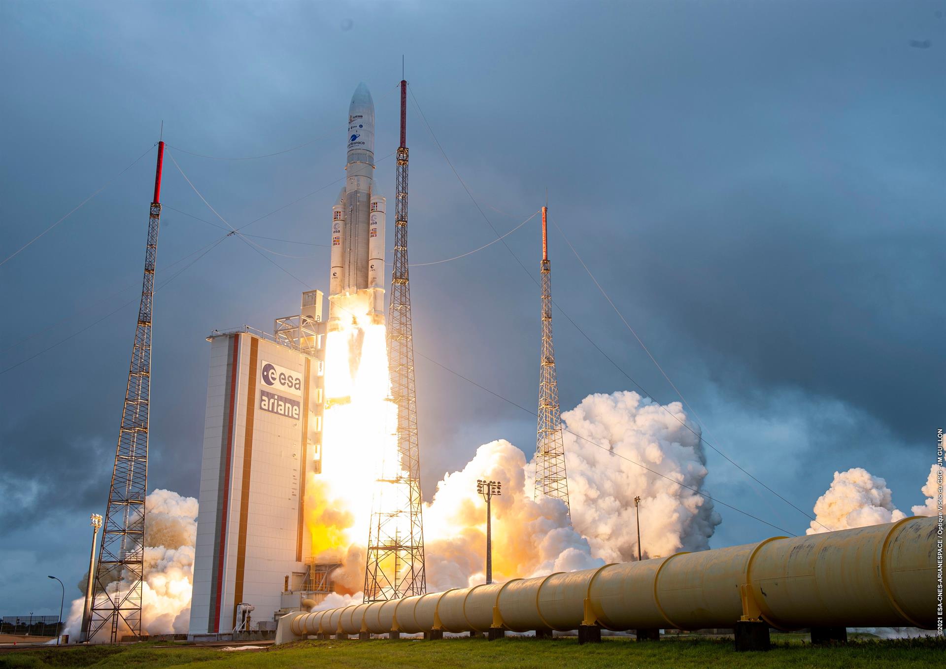Despegue del cohete Ariane 5 de Arianespace que transporta el telescopio espacial James Webb de la NASA, en el Centro Júpiter del Centro Espacial Guayanés en Kourou, Guayana Francesa, el 25 de diciembre de 2021. / EFE/EPA/JM GUILLON/ESA