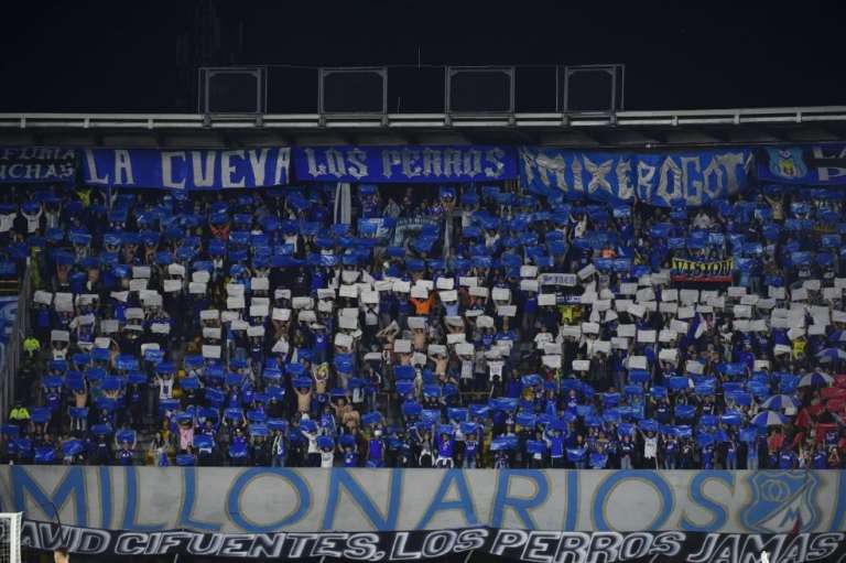 Así estaba el marco en la tribuna con la hinchada de Millonarios antes del pitido inicial del partido.