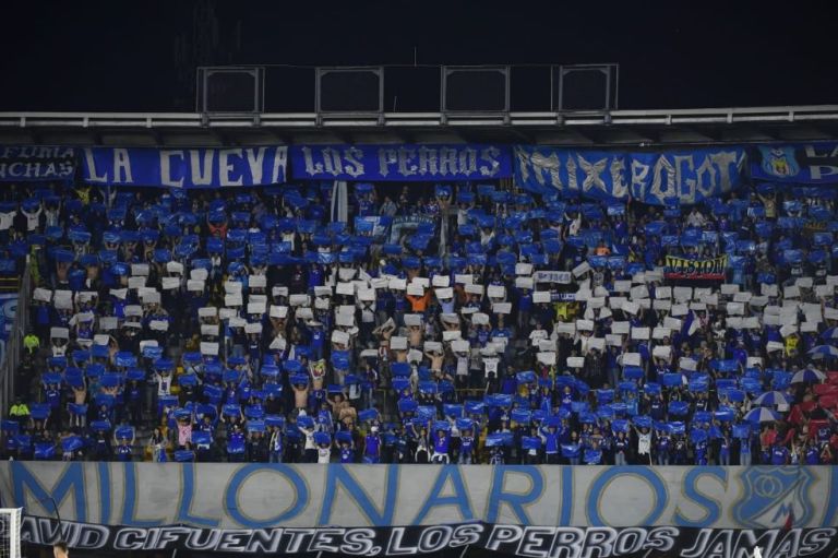 Así estaba el marco en la tribuna con la hinchada de Millonarios antes del pitido inicial del partido.