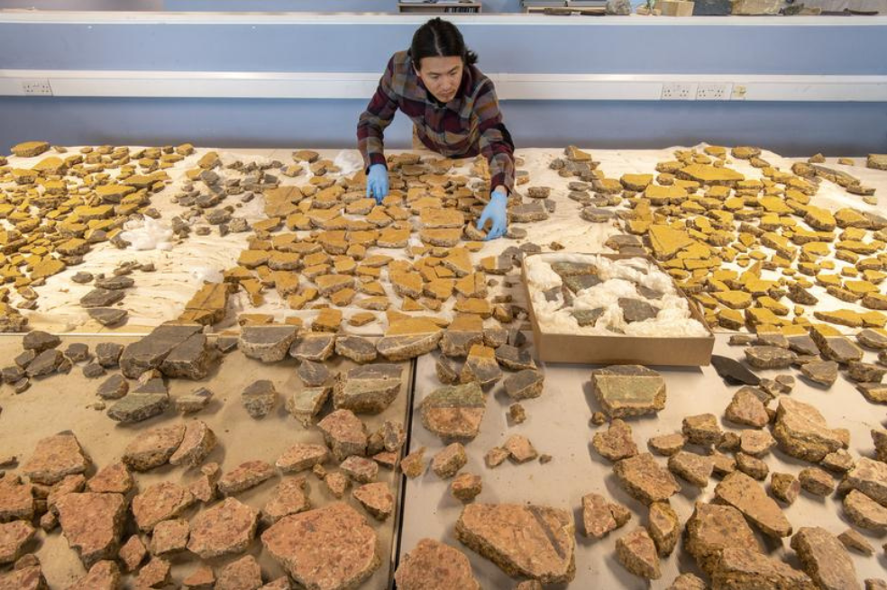 Han Li, especialista principal en materiales de construcción, coloca el yeso decorado de la obra de Liberty.