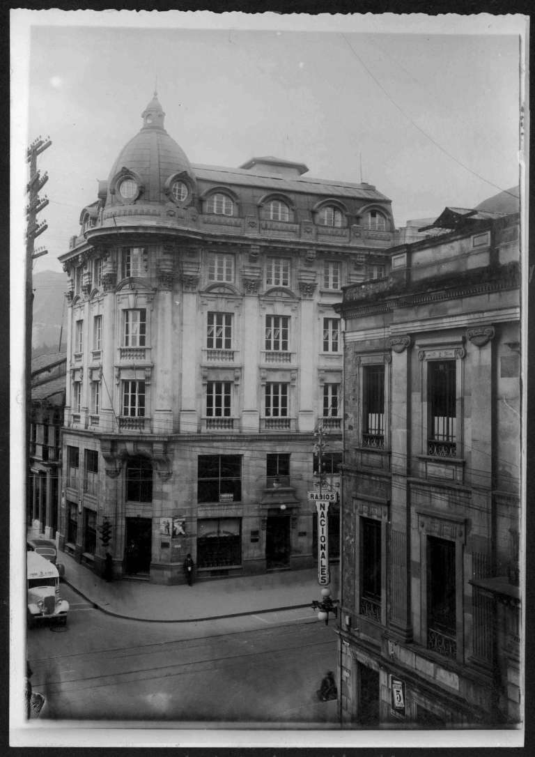 Fue iniciativa de Jesús María Matiz Hernández y fue construido en los años veinte, al lado del claustro de San Francisco, lugar que ocupa el antiguo Palacio de San Francisco, sede en una época de la Gobernación de Cundinamarca. Cra 8 con calle 15. Fondo Alberto Manrique Martín. Secretaría General Alcaldía Mayor /Archivo de Bogotá