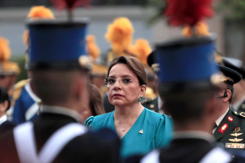 AME9970. TEGUCIGALPA (HONDURAS), 15/09/2024.- La presidenta de Honduras, Xiomara Castro, participa en los actos de conmemoración de la Independencia de Honduras en la Plaza Central, este domingo en Tegucigalpa (Honduras). La presidenta de Honduras, Xiomara Castro, encabezó este domingo los actos conmemorativos a los 203 años de la independencia de su país de la Corona española, en una ceremonia frente a la estatua del prócer Francisco Morazán, en el centro de Tegucigalpa. EFE/Gustavo Amador