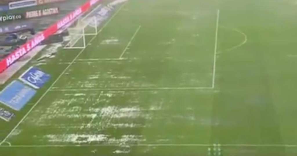Campo del estadio El Campín inundado tras fuertes lluvias