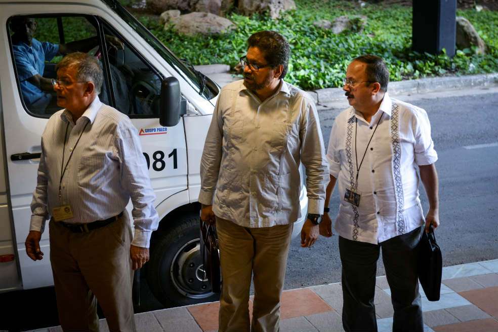 Los miembros del equipo negociador de las Farc ‘Rodrigo Granda’, ‘Iván Márquez’ y ‘Andrés París’, a su llegada al Centro de Convenciones de La Habana. / AFP