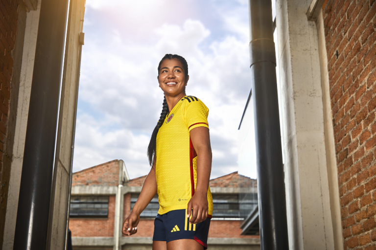 De acuerdo con la compañía, las franjas rojas a los lados están inspiradas en los pentágonos del escudo de la Federación Colombiana de Fútbol.