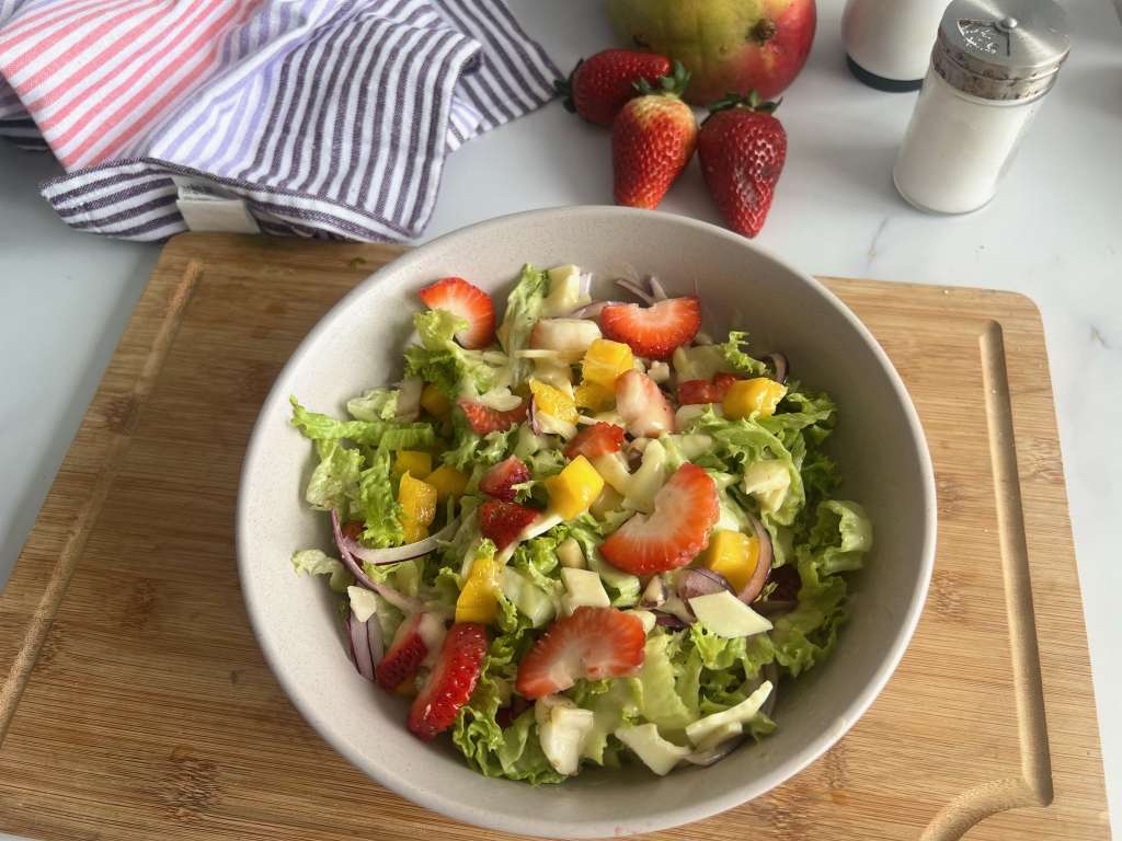 Ensalada tropical con yogur