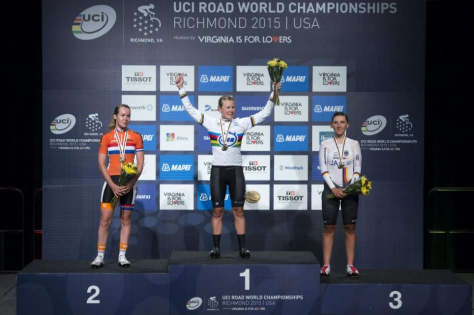 La ciclista de Nueva Zelanda Linda Melanie Villumsen (c) ganadora del oro, la holandesa ganadora de plata Anna Van Der Breggen (i) y la alemana ganadora de bronce Lisa Brennauer (d). /EFE