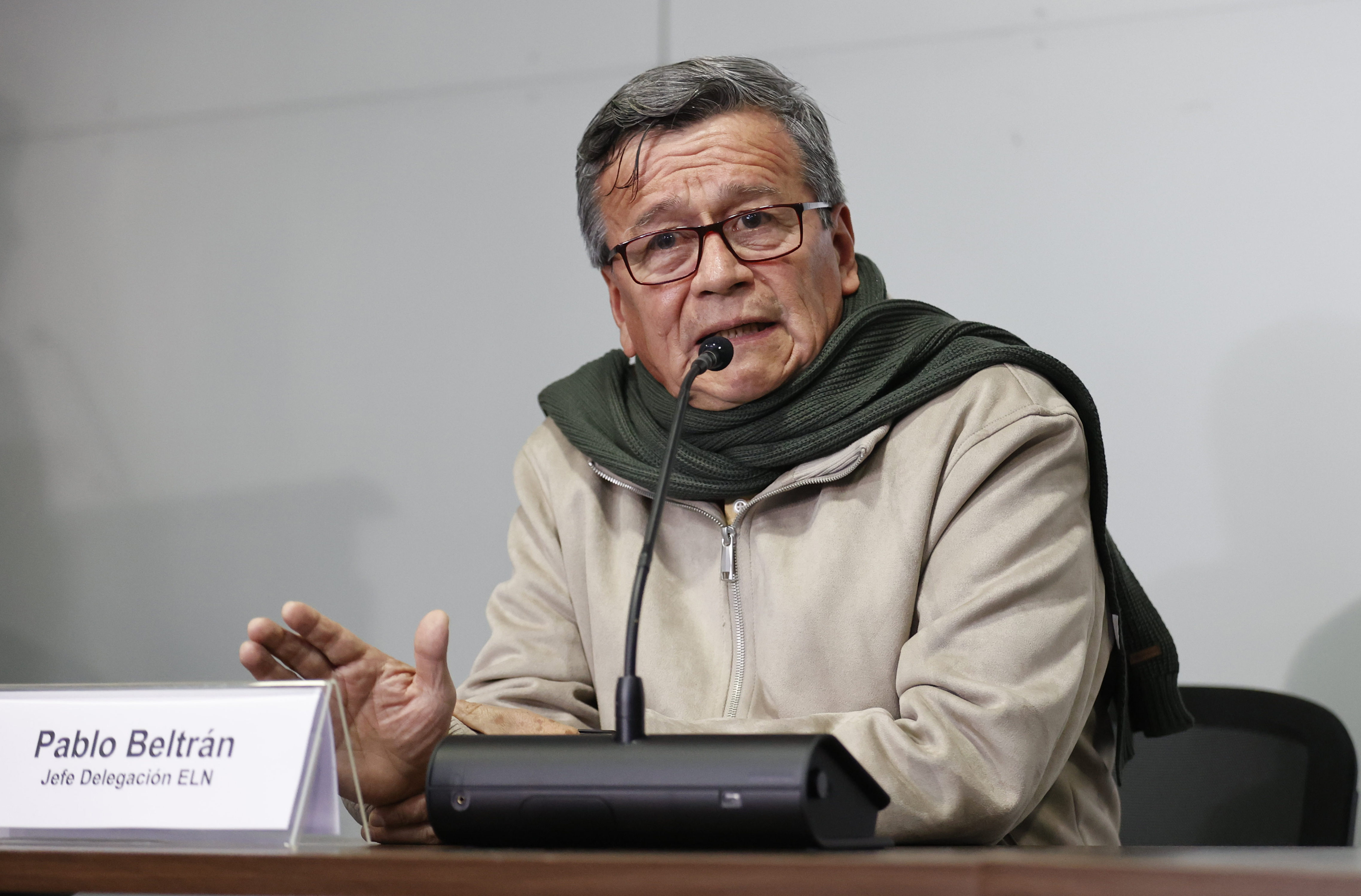 AME9130. BOGOTÁ (COLOMBIA), 26/05/2024.- Fotografía de archivo del jefe de la delegación de la guerrilla del ELN, Pablo Beltrán, hablando durante una rueda de prensa el 10 de octubre de 2023, tras una reunión como parte de los diálogos de paz con el Gobierno colombiano, en Bogotá (Colombia). El Gobierno colombiano y el ELN han decidido aparcar los reproches para firmar el primer punto de la agenda de paz, el mayor avance de las negociaciones hasta ahora porque, a pesar de las situaciones críticas de las últimas semanas, "la salida no es la ruptura", dice en una entrevista con EFE el jefe negociador de esa guerrilla, Israel Ramírez, alias 'Pablo Beltrán'. EFE/ Mauricio Dueñas Castañeda NO VENTAS ZONA EPA ARCHIVO