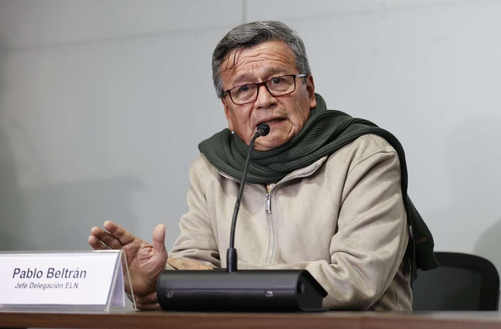 AME9130. BOGOTÁ (COLOMBIA), 26/05/2024.- Fotografía de archivo del jefe de la delegación de la guerrilla del ELN, Pablo Beltrán, hablando durante una rueda de prensa el 10 de octubre de 2023, tras una reunión como parte de los diálogos de paz con el Gobierno colombiano, en Bogotá (Colombia). El Gobierno colombiano y el ELN han decidido aparcar los reproches para firmar el primer punto de la agenda de paz, el mayor avance de las negociaciones hasta ahora porque, a pesar de las situaciones críticas de las últimas semanas, "la salida no es la ruptura", dice en una entrevista con EFE el jefe negociador de esa guerrilla, Israel Ramírez, alias 'Pablo Beltrán'. EFE/ Mauricio Dueñas Castañeda NO VENTAS ZONA EPA ARCHIVO