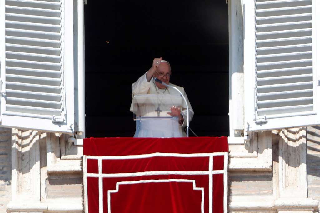 Vatican (Vatican City State (holy See)), 08/10/2023.- Pope Francis waves as he leads his Sunday Angelus prayer from the window of his office overlooking Saint Peter's Square, Vatican City, 08 October 2023. (Papa) EFE/EPA/Vincenzo Livieri