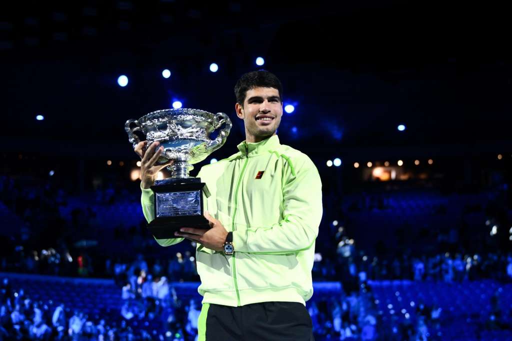 MELBOURNE (Australia), 01/02/2026.- Carlos Alcaraz of Spain poses with the trophy after winning the Men’s Singles final match against Novak Djokovic of Serbia at the Australian Open tennis tournament in Melbourne, Australia, 01 February 2026. (Tenis, España) EFE/EPA/JOEL CARRETT AUSTRALIA AND NEW ZEALAND OUT