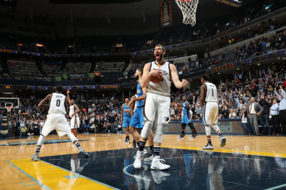 El español Marc Gasol, quien porta el número 33 en los Grizzlies de Memphis, celebra el partido que su quinteto le ganó a la escuadra de Orlando. / AFP
