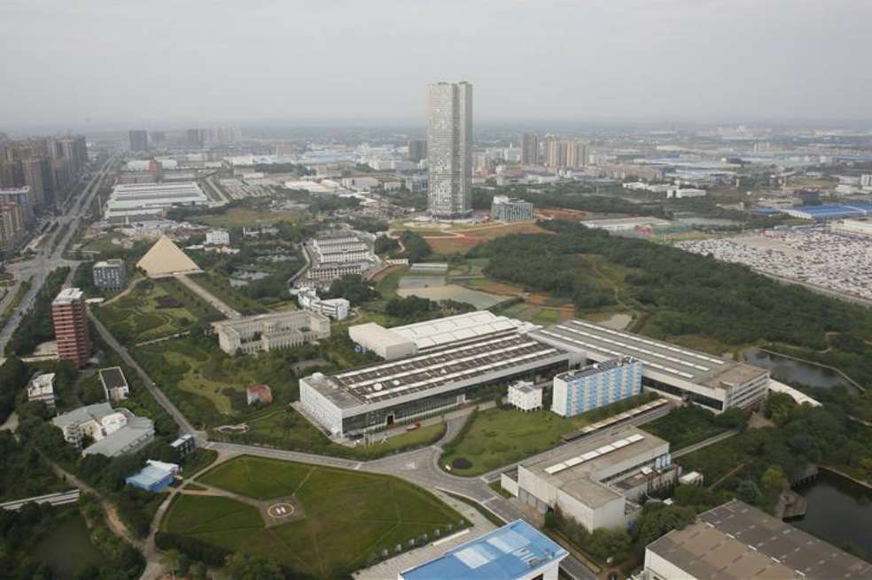 El J57 está ubicado en medio de 'Broad Town', una ciudadela sustentable en las afueras de Changsá, China. / (Skycity Challenge)