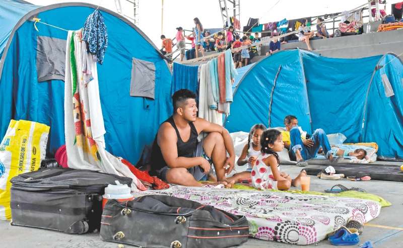 Mientras las acusaciones van y vienen por parte de los gobiernos de Colombia y Venezuela, achacándose responsabilidades, ya son cerca de 4.000 personas que llegaron a Arauquita (Arauca) huyendo de un conflicto ajeno a ellas. / AFP / Daniel MARTINEZ
