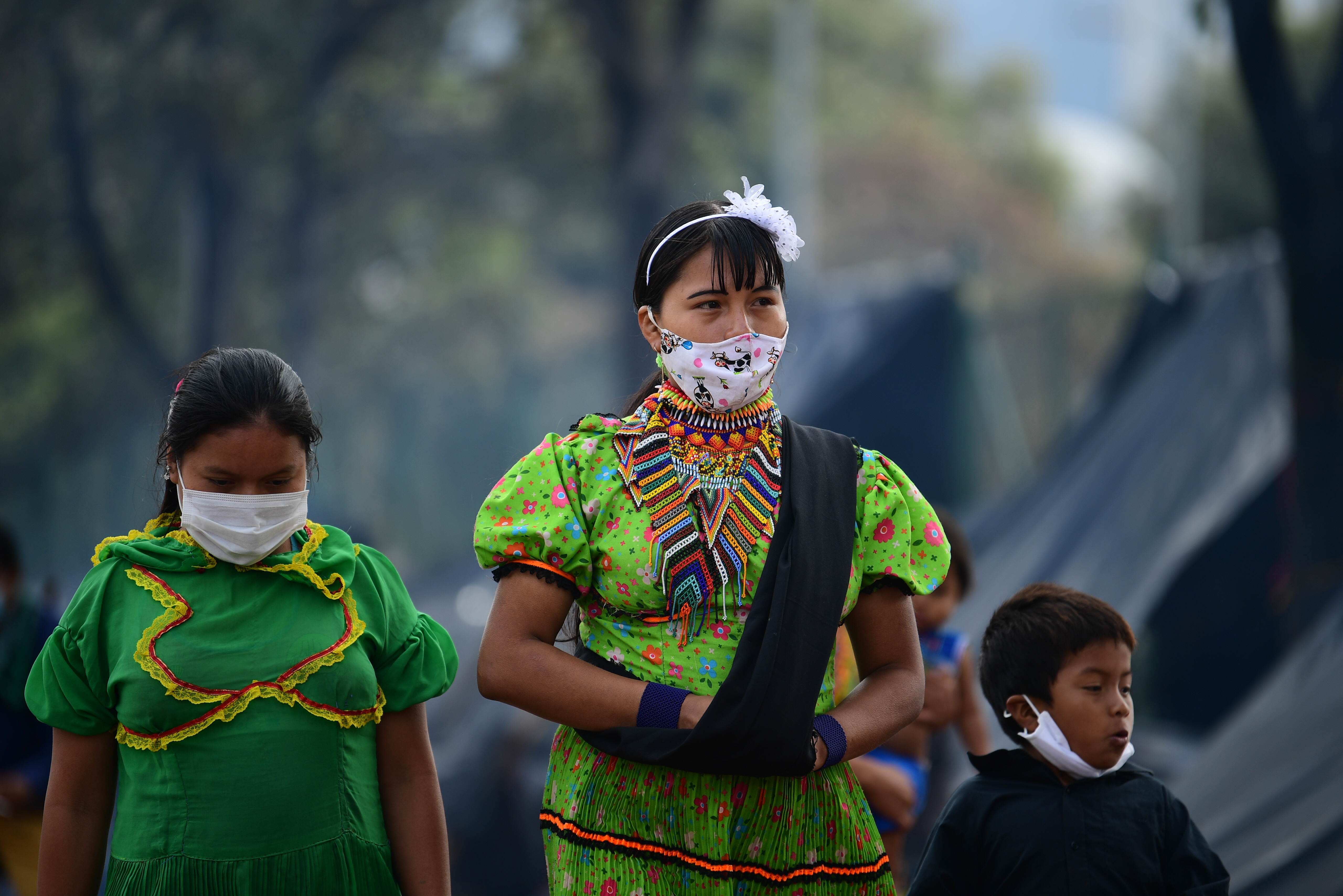 Indígenas Emberá desplazados en el parque Tercer Milenio en el centro de la capital