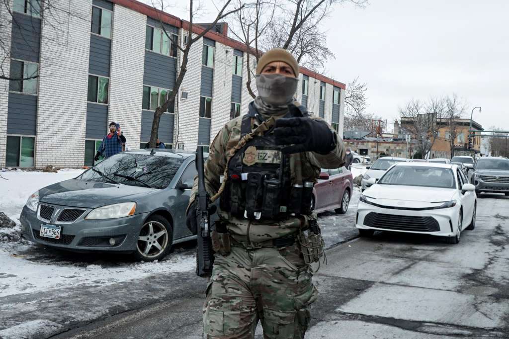 MINNEAPOLIS (United States), 11/01/2026.- A person (L) blows a whistle to alert neighbors of US Customs and Border Protection agents' presence in a residential area in Minneapolis, Minnesota, USA, 11 January 2026. As part of a federal immigration crackdown involving over 2,000 agents from Border Patrol, Immigration and Customs Enforcement (ICE), and Homeland Security Investigations (HSI), an ICE officer fatally shot US citizen Renee Nicole Good in her vehicle during an operation in South Minneapolis on 07 January 2026. EFE/EPA/OLGA FEDOROVA
