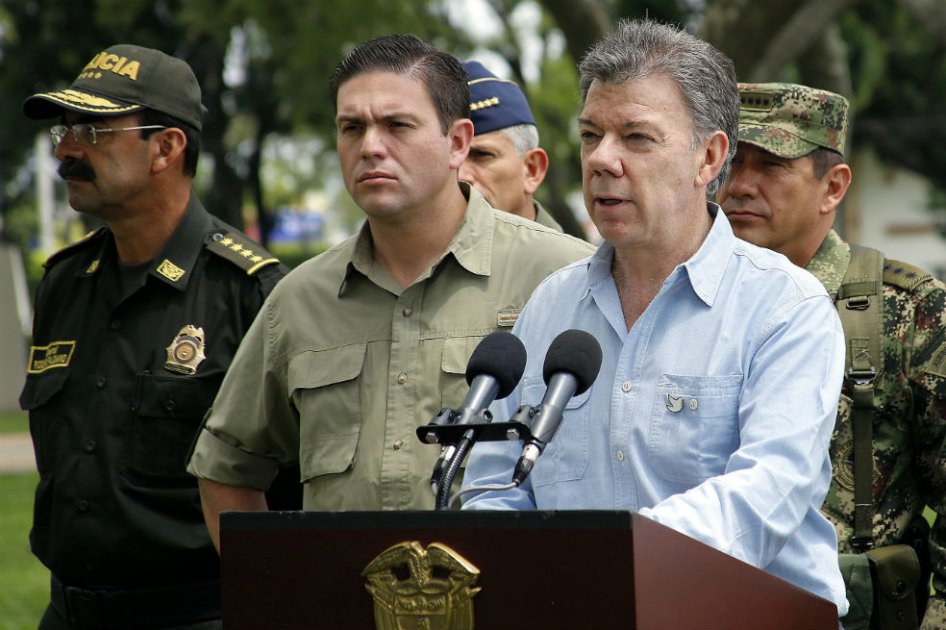 El presidente Juan Manuel Santos, ordenó la reanudación de los bombardeos a los campamentos de las Farc. / EFE