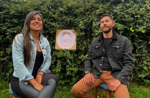 La pareja que diseña y fabrica portabebés ergonómicos en Colombia