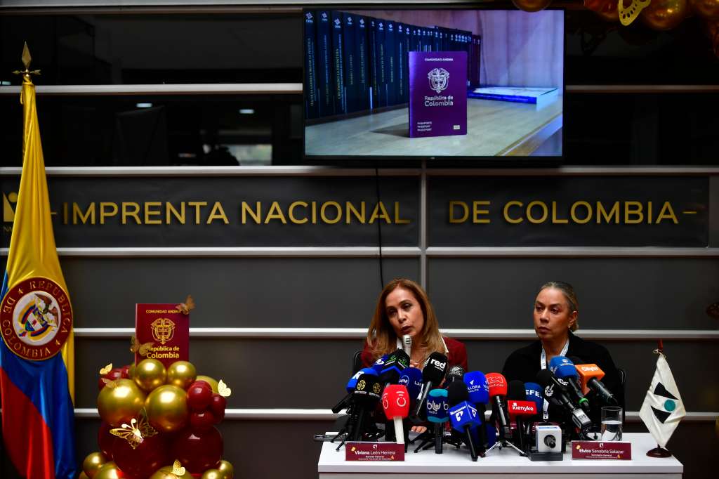 Gerente de la Imprenta Nacional junto a la secretaria general de la Cancillería, Elvira Sanabria, durante la presentación del nuevo modelo de pasaporte colombiano