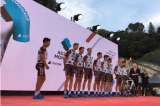 Equipo Ag2r expulsa a dos ciclistas de la Vuelta a España por agarrarse a un carro