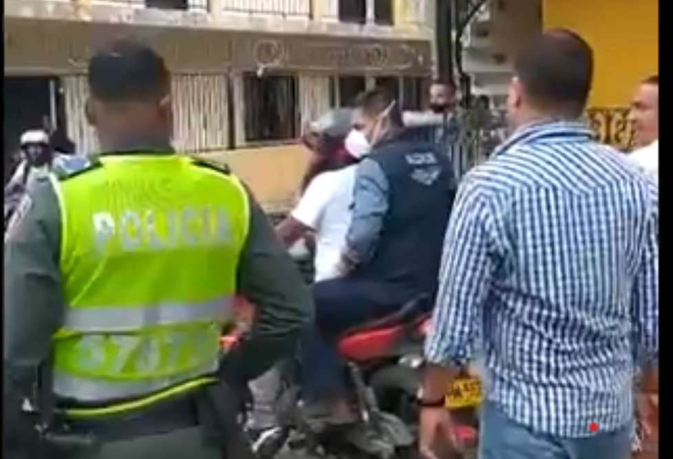 Alcalde de Cali pagará multa por ir de parrillero en moto y sin casco