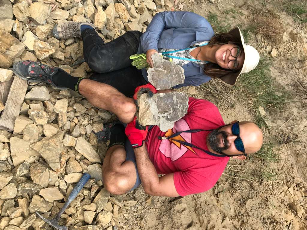 Mónica Carvalho y Fabiany Herrera colectando fósiles de edad Paleocena