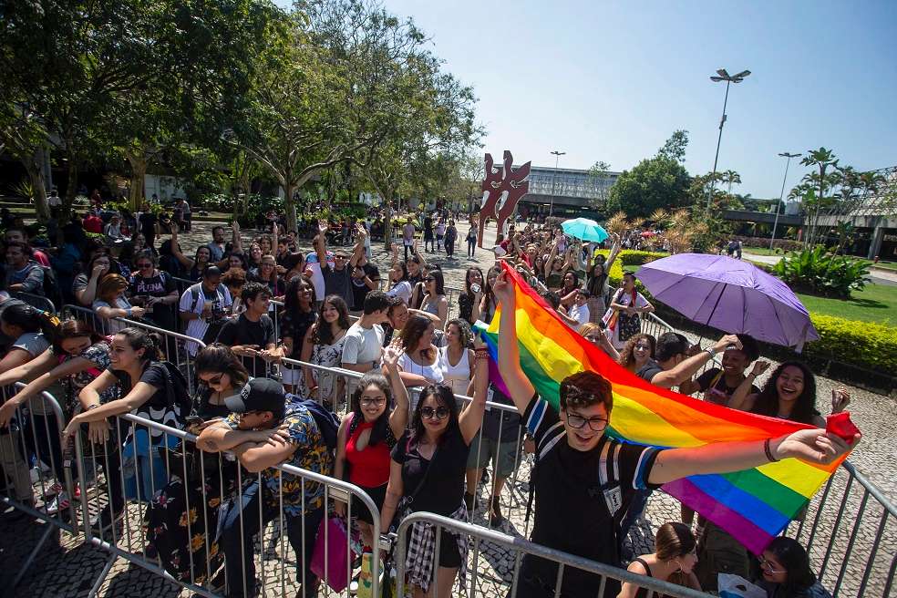 Cientos de brasileños protestaron en la Bienal de Sao Paulo contra la homofobia, la discriminación y la censura.AFPLa imagen del beso estaba presente este sábado en todos los quioscos del país, impresa en la portada del periódico Folha de S. Paulo, el de mayor circulación nacional. Pero por la tarde el presidente del Tribunal de Justicia de Rio de Janeiro (TJRJ) suspendió los efectos de la cautelar que había sido emitida la víspera, avalando las acciones de la Alcaldía.
