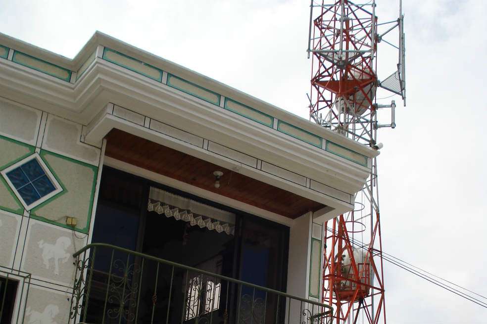 Antena de telefonía móvil de Comcel ubicada a escasos metros de una vivienda en Fresno, Tolima, donde una menor sufre de cáncer. / Gloria Amparo Rodríguez