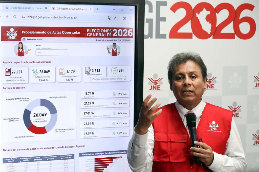 AME5264. LIMA (PERÚ), 20/04/2026.- El coordinador legal del gabinete de asesores del JNE, Jorge Valdivia, habla en una rueda de prensa este lunes, en Lima (Perú). Valdivia informó que las actas observadas entran a recuento de votos cuando "la cifra total es mayor al número de electores hábiles" en una mesa de sufragio. EFE/ Paolo Aguilar