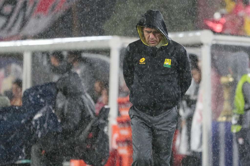 AMDEP3218. BOGOTÁ (COLOMBIA), 15/06/2024.- El técnico Rafael Dudamel de Bucaramanga reacciona este sábado, en un partido de la final de la Primera División colombiana entre Santa Fe y Atlético Bucaramanga en el estadio Nemesio Camacho El Campín en Bogotá (Colombia). EFE/ Carlos Ortega