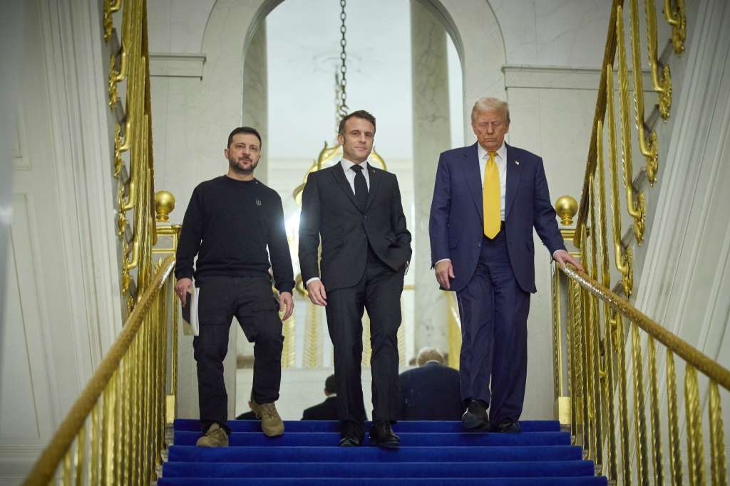 Paris (France), 07/12/2024.- A handout picture made available by the Presidential Press Service of Ukraine shows (L-R) Ukrainian President Volodymyr Zelensky, French President Emmanuel Macron, and US President-elect Donald Trump during their meeting at the Elysee Palace, as part of ceremonies marking the reopening of the Notre Dame de Paris Cathedral, in Paris, France, 07 December 2024. The Notre Dame de Paris Cathedral reopens on 07 December after nearly six years of renovation work following its destruction by a fire on 15 April 2019. (Zelenski, Francia, Ucrania) EFE/EPA/Presidential Press Service of Ukraine HANDOUT HANDOUT EDITORIAL USE ONLY/NO SALES