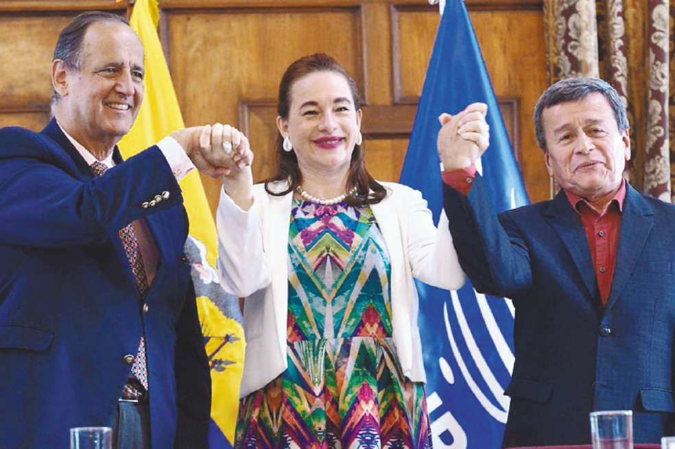 Juan Camilo Restrepo, jefe negociador del Gobierno; la canciller ecuatoriana, María Fernanda Espinosa, y “Pablo Beltrán”, jefe del Eln, durante el anuncio del cese al fuego bilateral y temporal. / Cortesía Ómar Nieto
