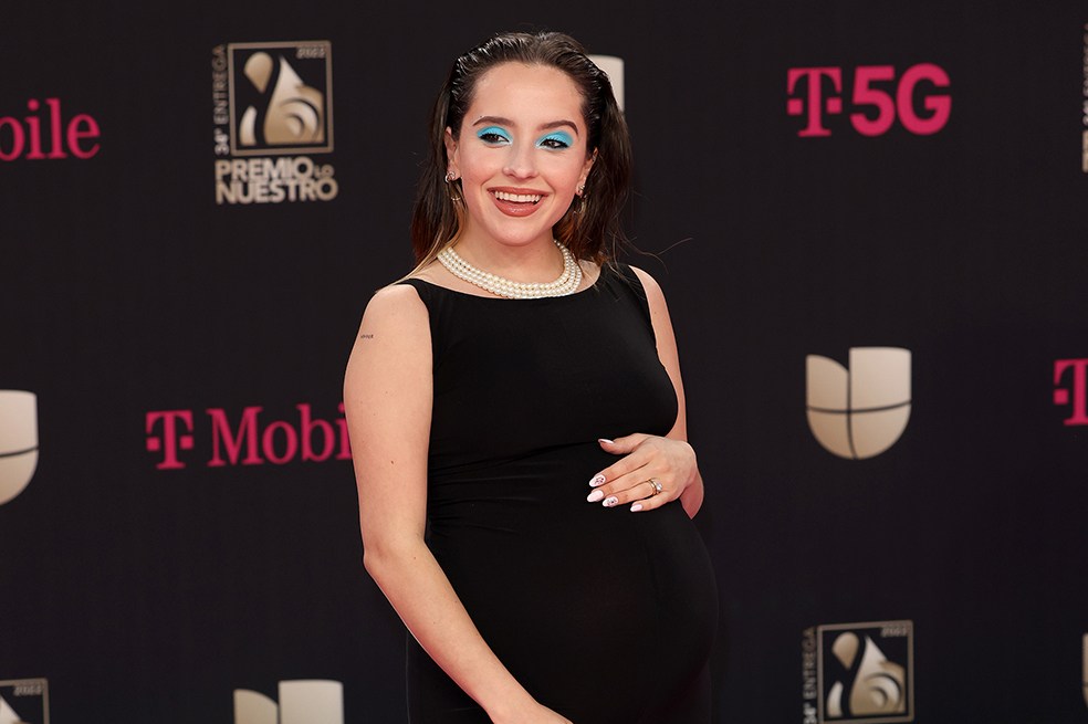 En la alfombra roja de los Premios Lo Nuestro, Evaluna, esposa de Camilo, cautivó con un enterizo de color negro y unas botas de plataforma. Allí, dejó en evidencia su avanzado estado de embarazo.