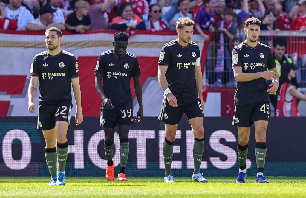 MAINZ (Germany), 25/04/2026.- Players of Munich walk after conceding the 1-0 opening goal during the German Bundesliga soccer match between 1. FSV Mainz 05 and FC Bayern Munich in Mainz, Germany, 25 April 2026. (Alemania) EFE/EPA/RONALD WITTEK CONDITIONS - ATTENTION: The DFL regulations prohibit any use of photographs as image sequences and/or quasi-video.