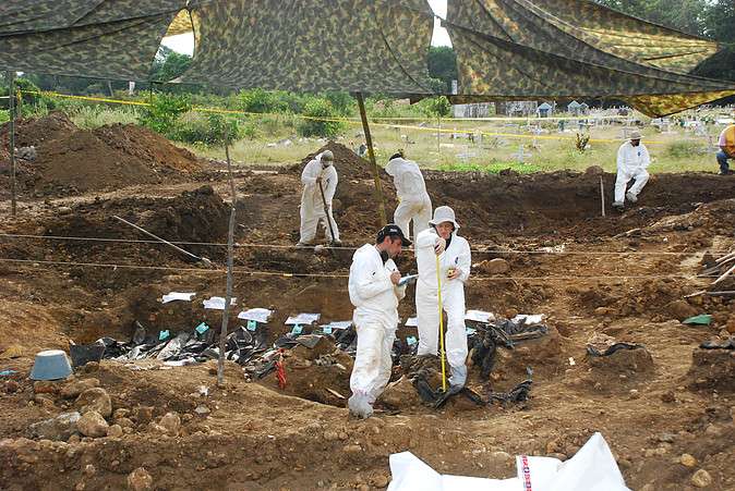 La Fiscalía y Medicina Legal han logrado la identificación de 4.296 cuerpos, encontrados en fosas comunes, que ya fueron entregados a sus familiares.  Los cadáveres pertenecen a victimas que paramilitarismo dejó en diferentes regiones de Colombia.
 / Archivo 