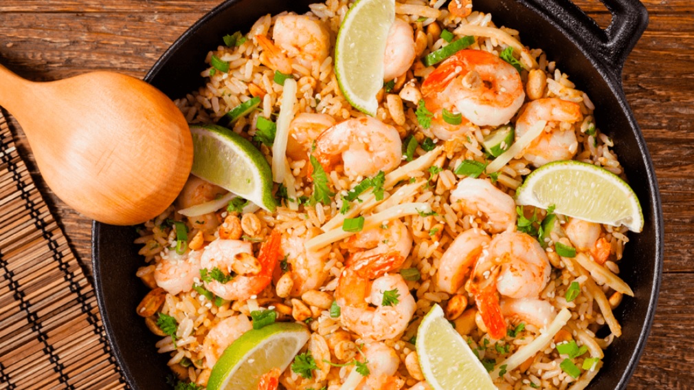 El arroz con camarones es un plato muy tradicional de la cocina colombiana.