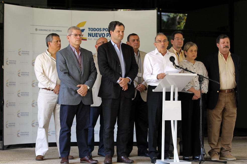 Humberto de la Calle, rodeado de los generales que hacen parte de la subcomisión técnica del fin del conflicto. / EFE