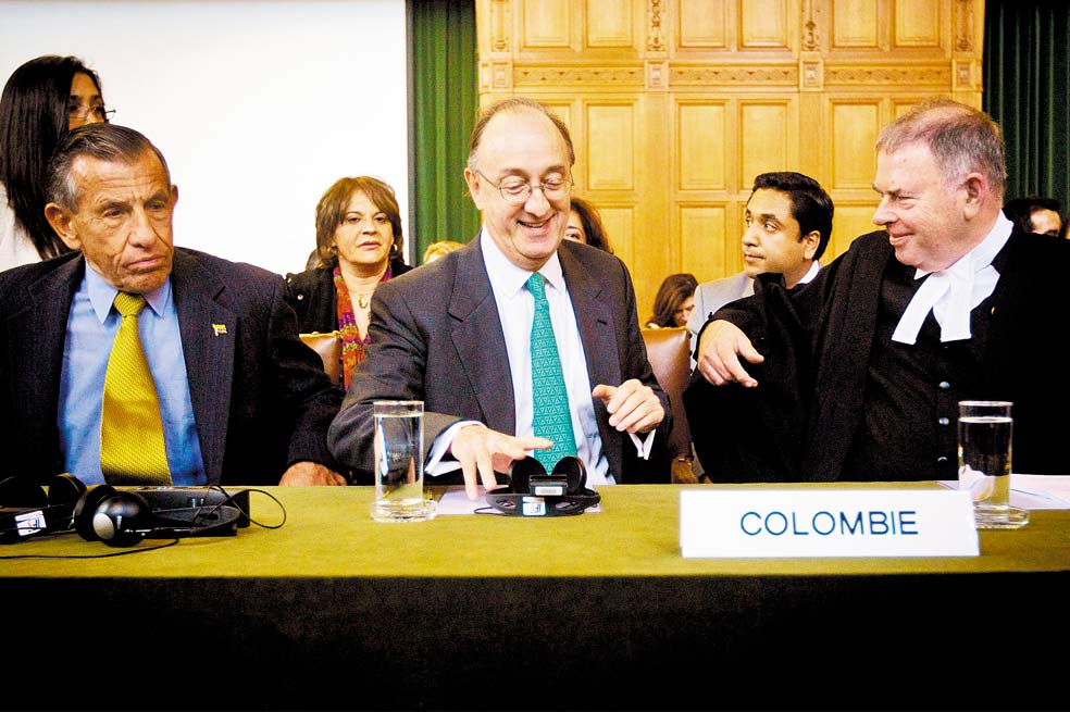 Los miembros de la defensa de Colombia, Julio Londoño Paredes (izq), Guillermo Fernández de Soto (c) y James Crawford, en la CIJ. / EFE