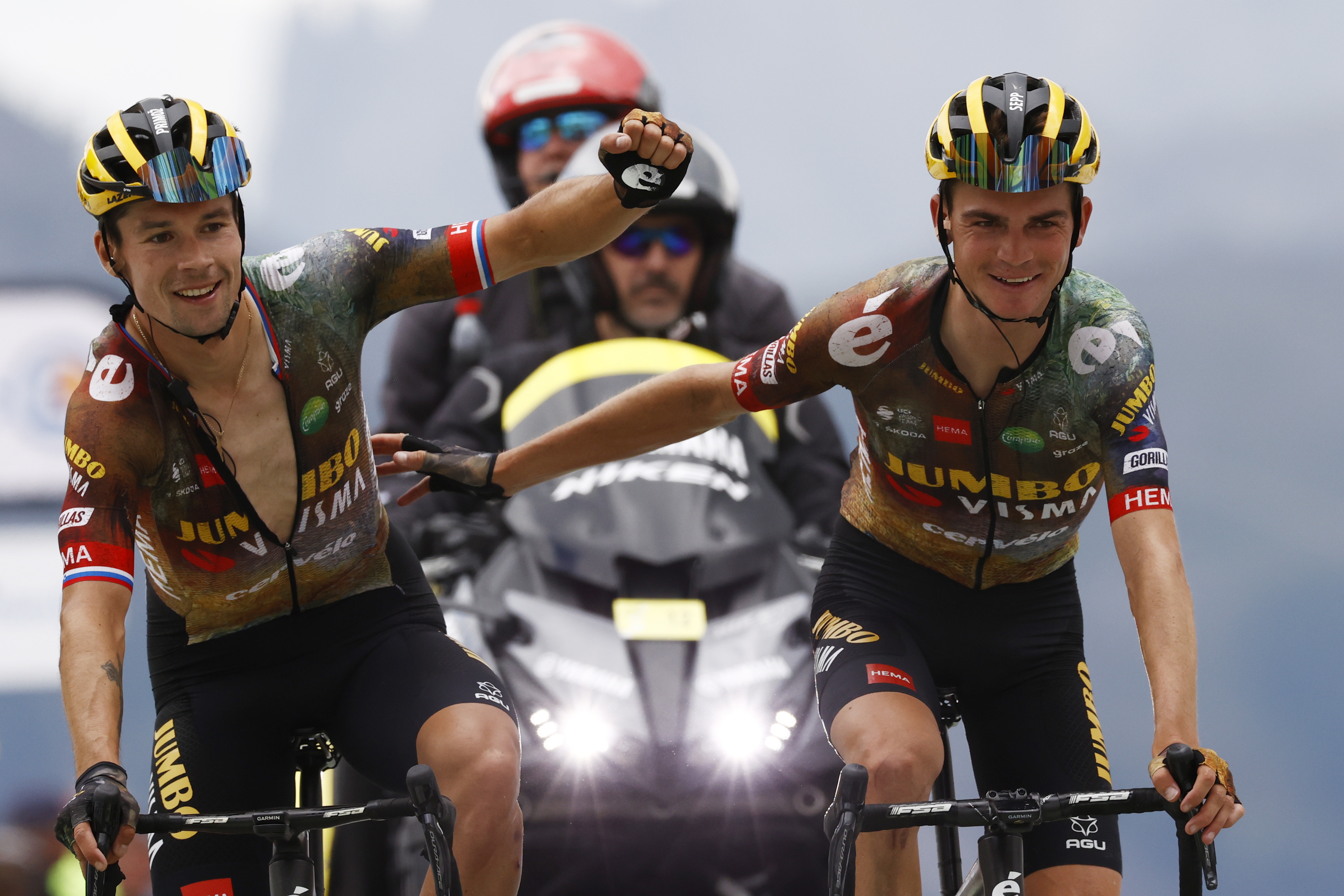 Saint-chaffrey (France), 13/07/2022.- Slovenian rider Primoz Roglic (L) and US rider Sepp Kuss of Jumbo Visma cross the finish line during the 11th stage of the Tour de France 2022 over 151.7km from Albertville to the Col du Granon Serre Chevalier in the commune of Saint-Chaffrey, France, 13 July 2022. (Ciclismo, Francia, Eslovenia) EFE/EPA/GUILLAUME HORCAJUELO