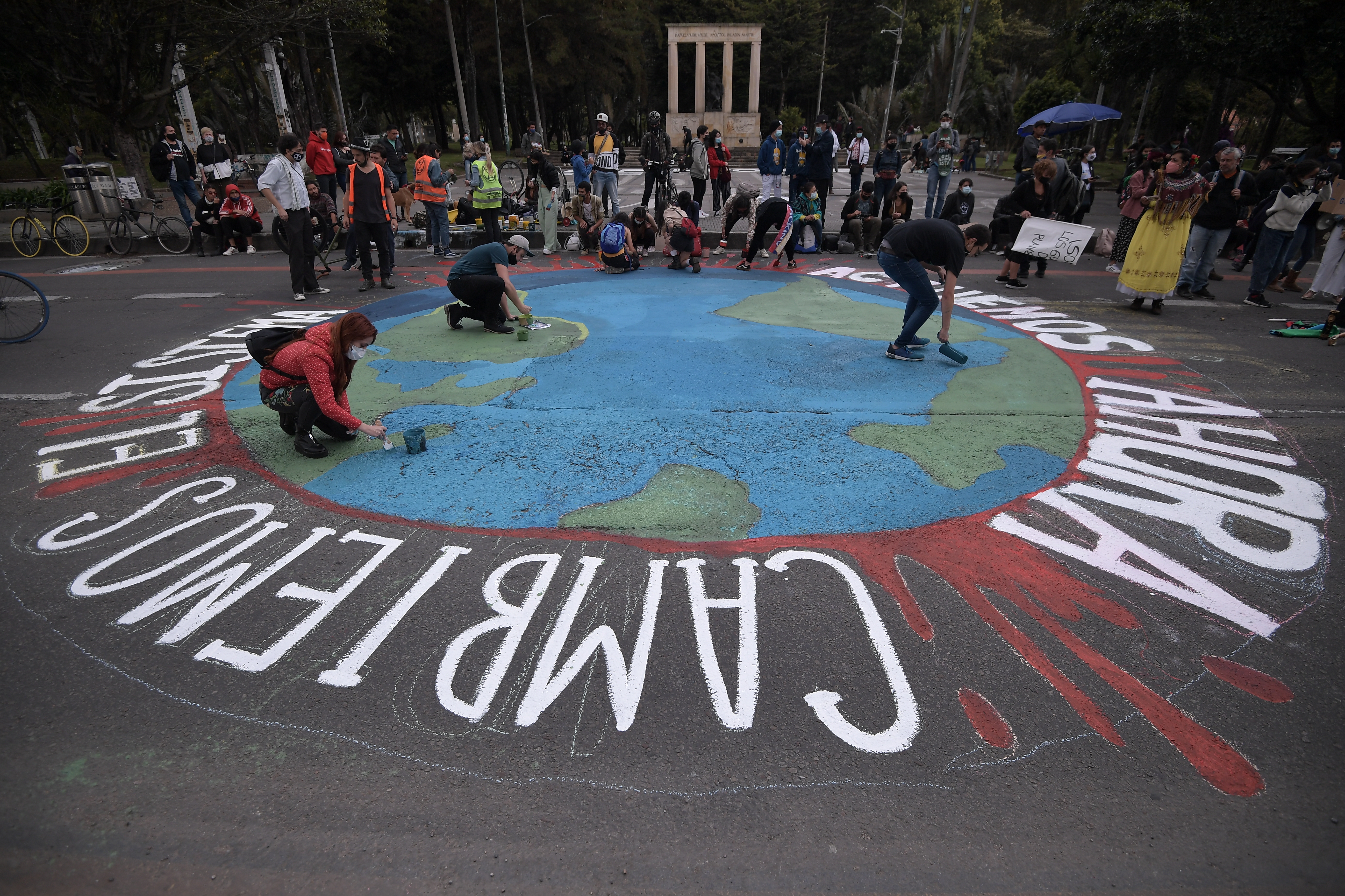 Manifestantes se reunieron en el Parque Nacional, en la ciudad de Bogotá, para exigir al gobierno medidas más severas para contrarrestar la crisis climática. La protesta se llevó a cabo en medio de actividades artísticas como muralismo, performances y presentaciones de música en vivo.