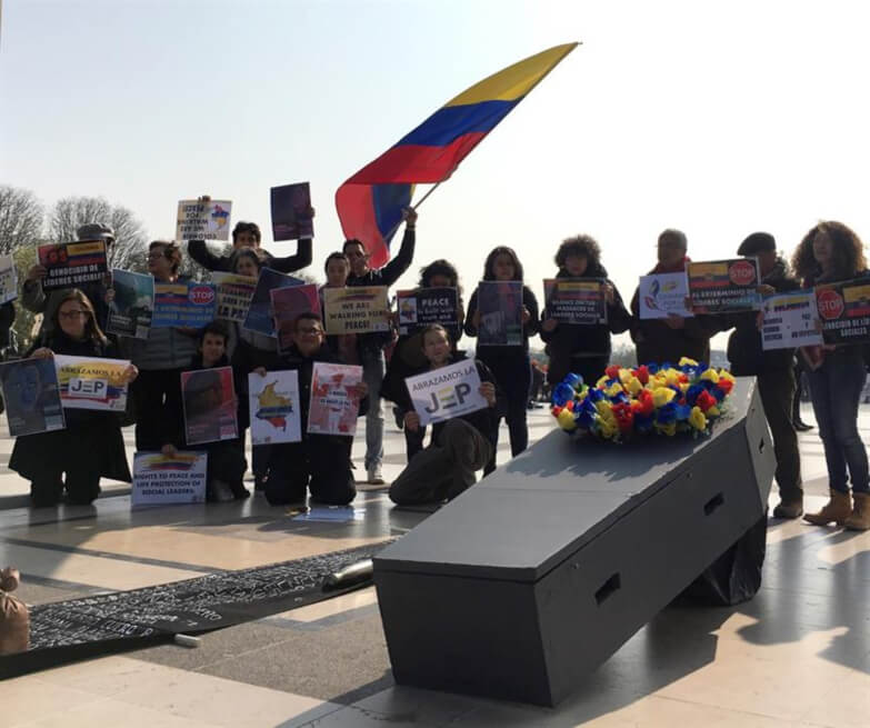 Un grupo de colombianos marchan desde París hasta la Corte Penal Internacional para protestar por muertes de líderes sociales en Colombia. / EFE