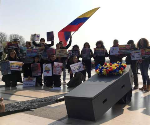 Colombianos marchan de París a La Haya para pedir justicia por líderes sociales