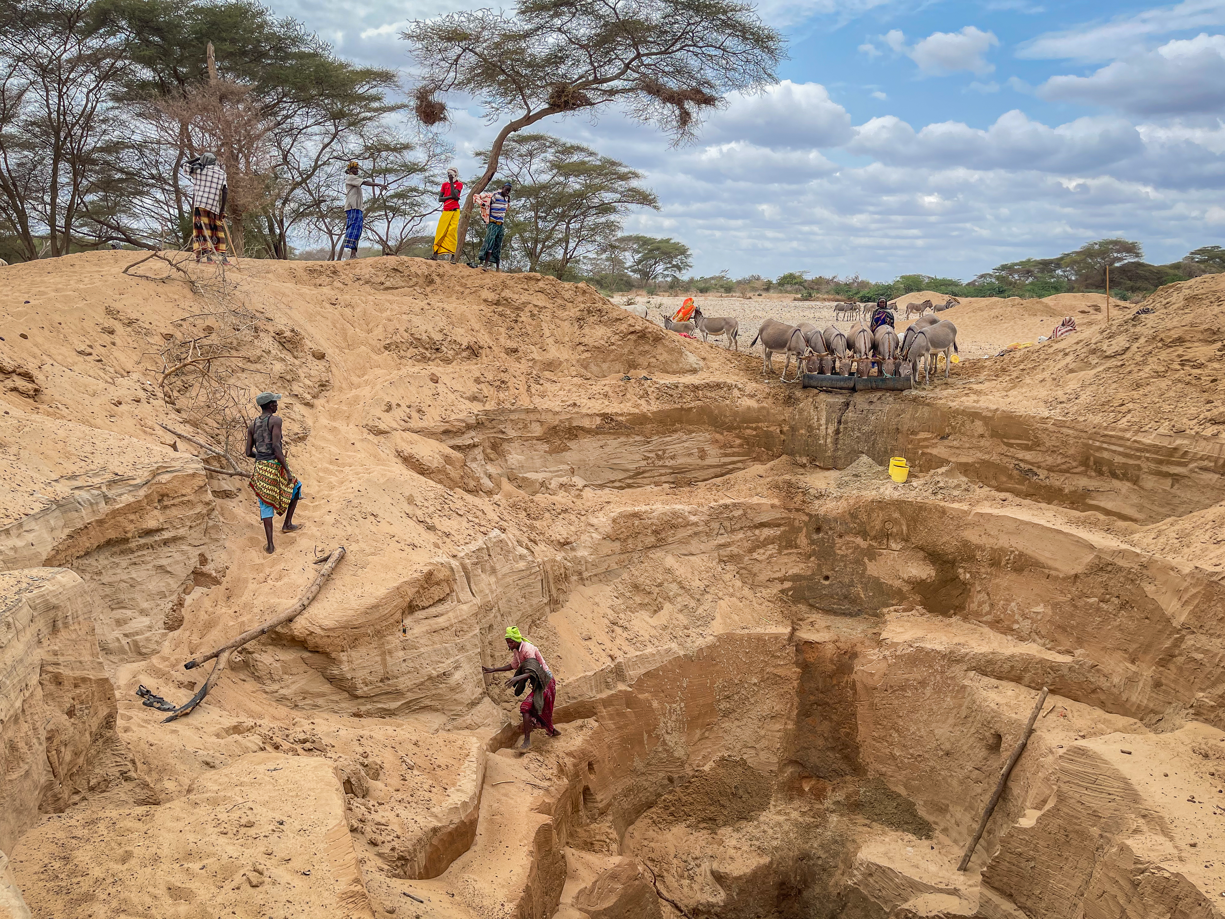 WAYU BORU (KENIA), 21/09/2022.- Algunos pastores han excavado con sus propias manos pozos de unos diez metros de profundidad y paredes inestables de arena. EFE/ Pablo Moraga