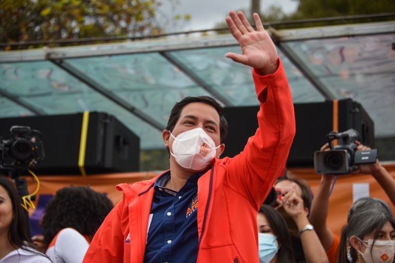 El candidato favorito en Ecuador no podrá votar en las elecciones presidenciales