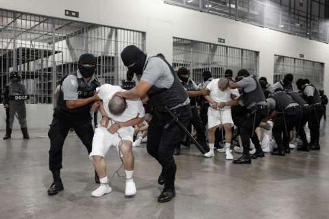 La humillación como propaganda: los videos de detenidos encadenados en El Salvador