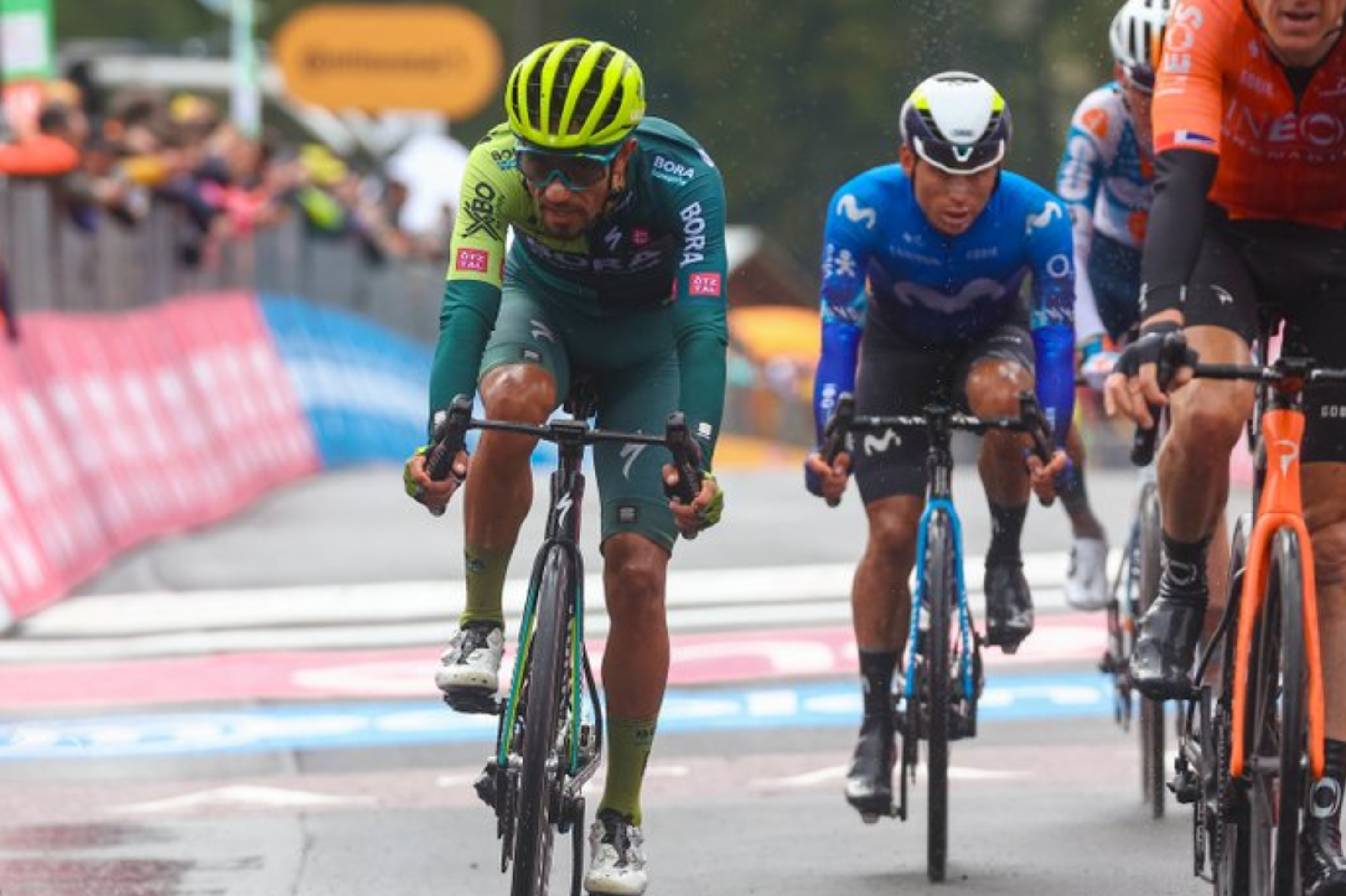 Daniel Felipe Martínez (izq.), segundo en la general del Giro de Italia.