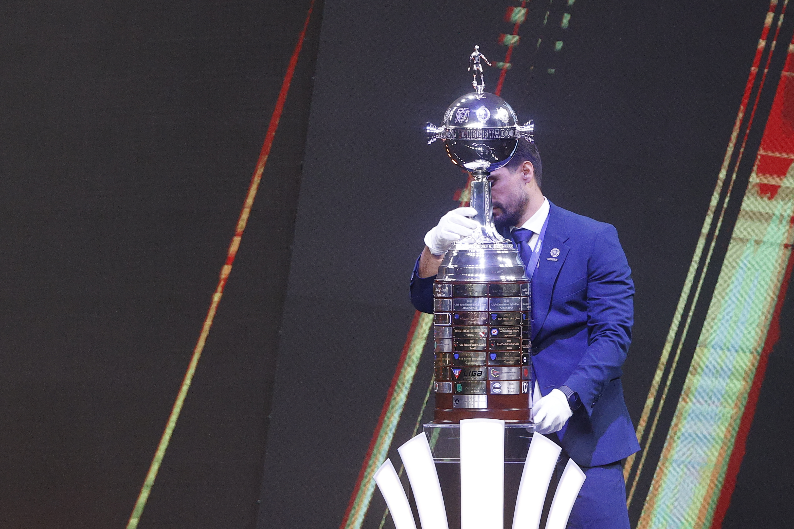 AMDEP3620. LUQUE (PARAGUAY), 17/03/2025.- Fotografía del trofeo de la Copa Libertadores este lunes, previo al sorteo de la fase de grupos de la Copa Libertadores 2025, en Luque (Paraguay). EFE/ Juan Pablo Pino
